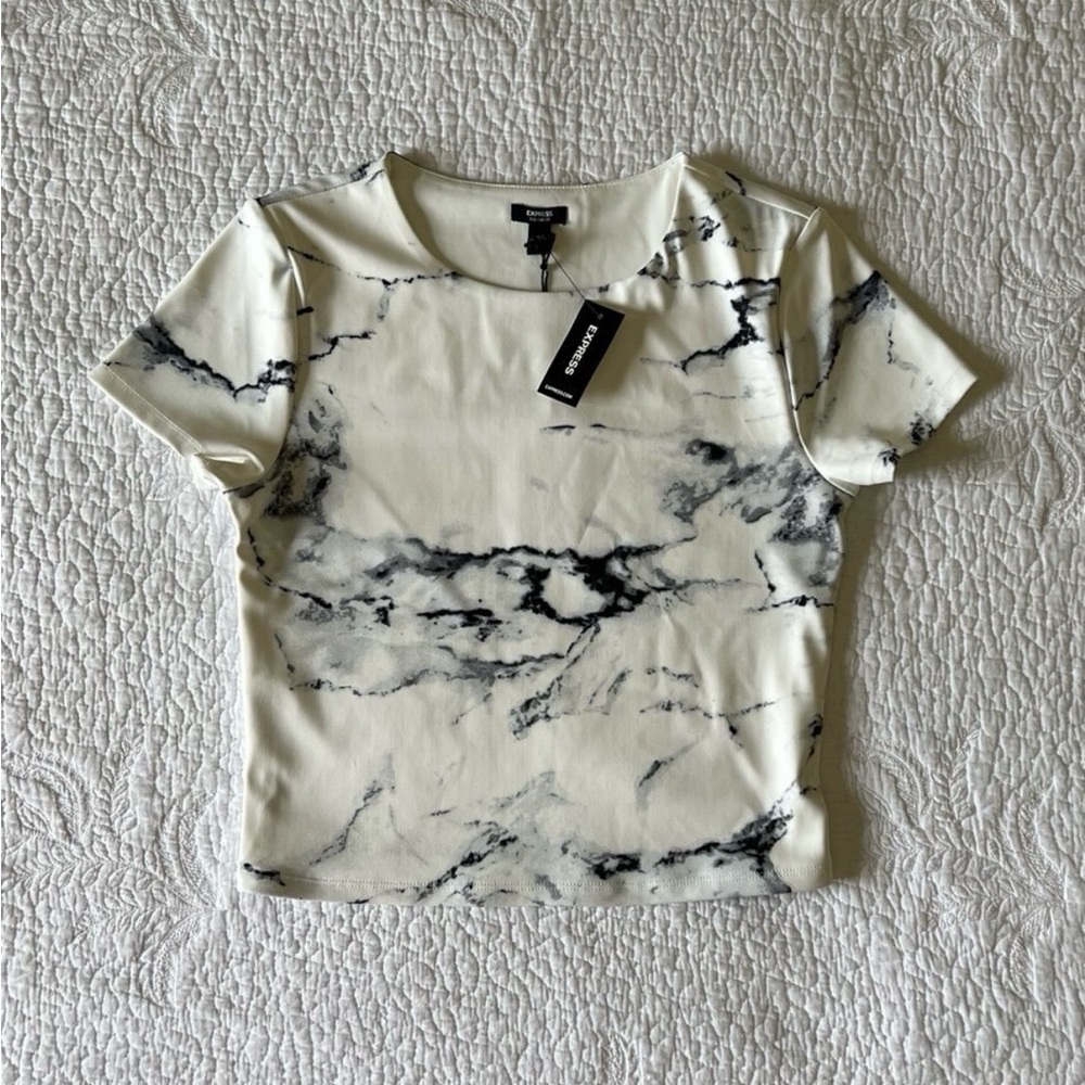 NWT - Express - ‘Body Contour T-Shirt’ - Medium